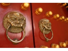 家具上的铜配件起到黄金分割的作用